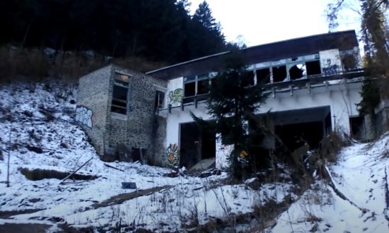 Pohľad na opustenú lanovku na Martinských holiach
