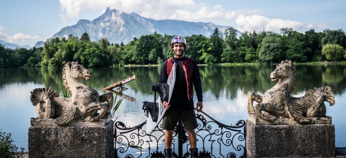 Dominik pózuje v Salzburgu pri natáčaní Sound of Wake
