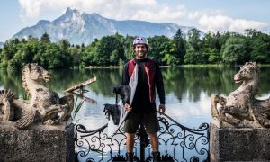 Dominik pózuje v Salzburgu pri natáčaní Sound of Wake