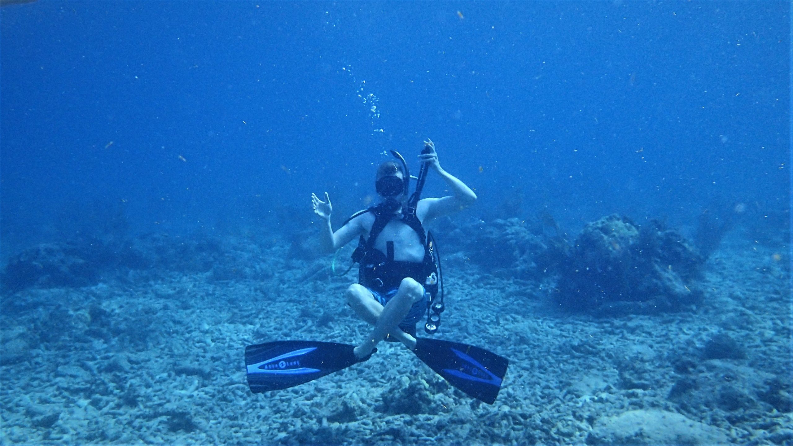 Dievča pod vodou v tureckom sede