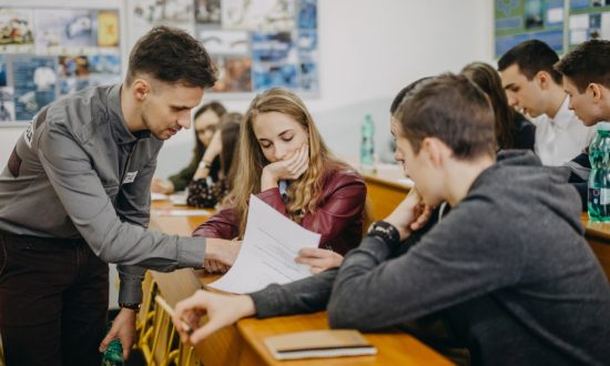 Študenti na workshope