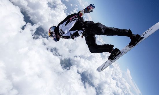 Skysurfing v oblakoch