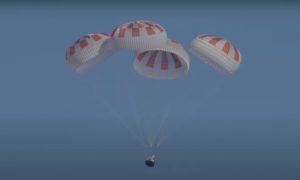 Crew Dragon je späť na Zemi.