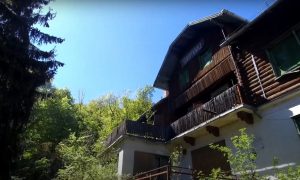 Opustená turistická ubytovňa je už úplne zdevastovaná