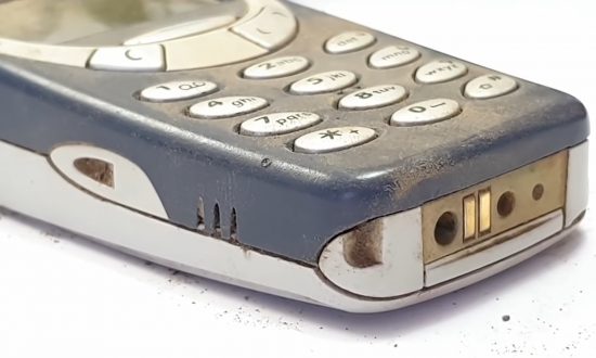 Špinavá stará Nokia 3310