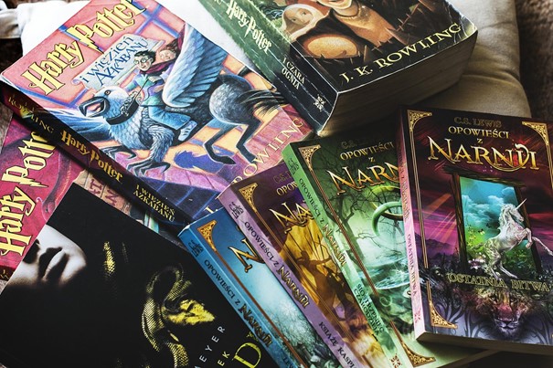 kopa kníh o Harry Potterovi a Narnii