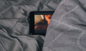tablet v posteli