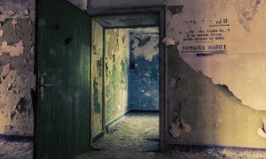 pohľad na starú zdevastovanú budovu