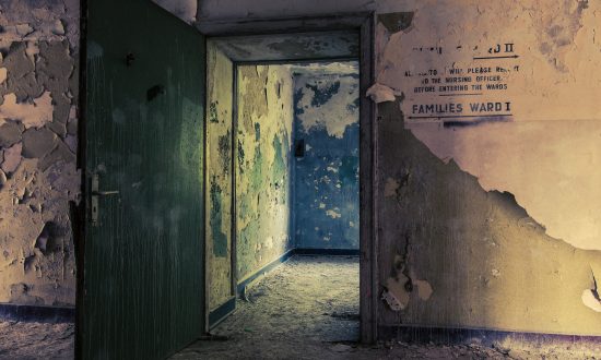 pohľad na starú zdevastovanú budovu