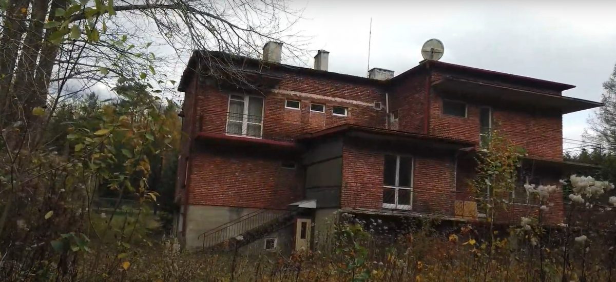 pohľad na opustený dom v Poľsku