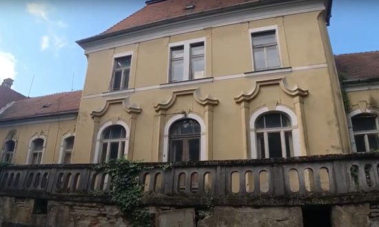 pohľad na opustený secesný kaštieľ v Bábe