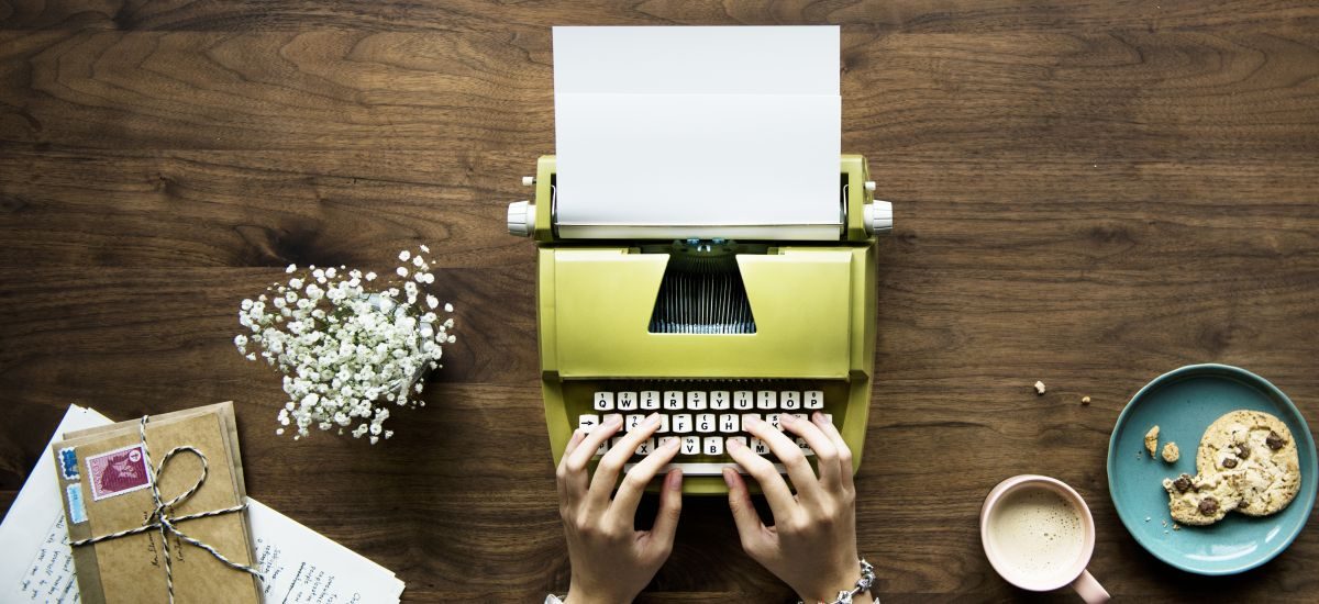 žena píše na písacom stroji