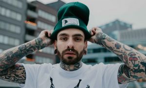Muž v oblečení od Wolfpack Clothing