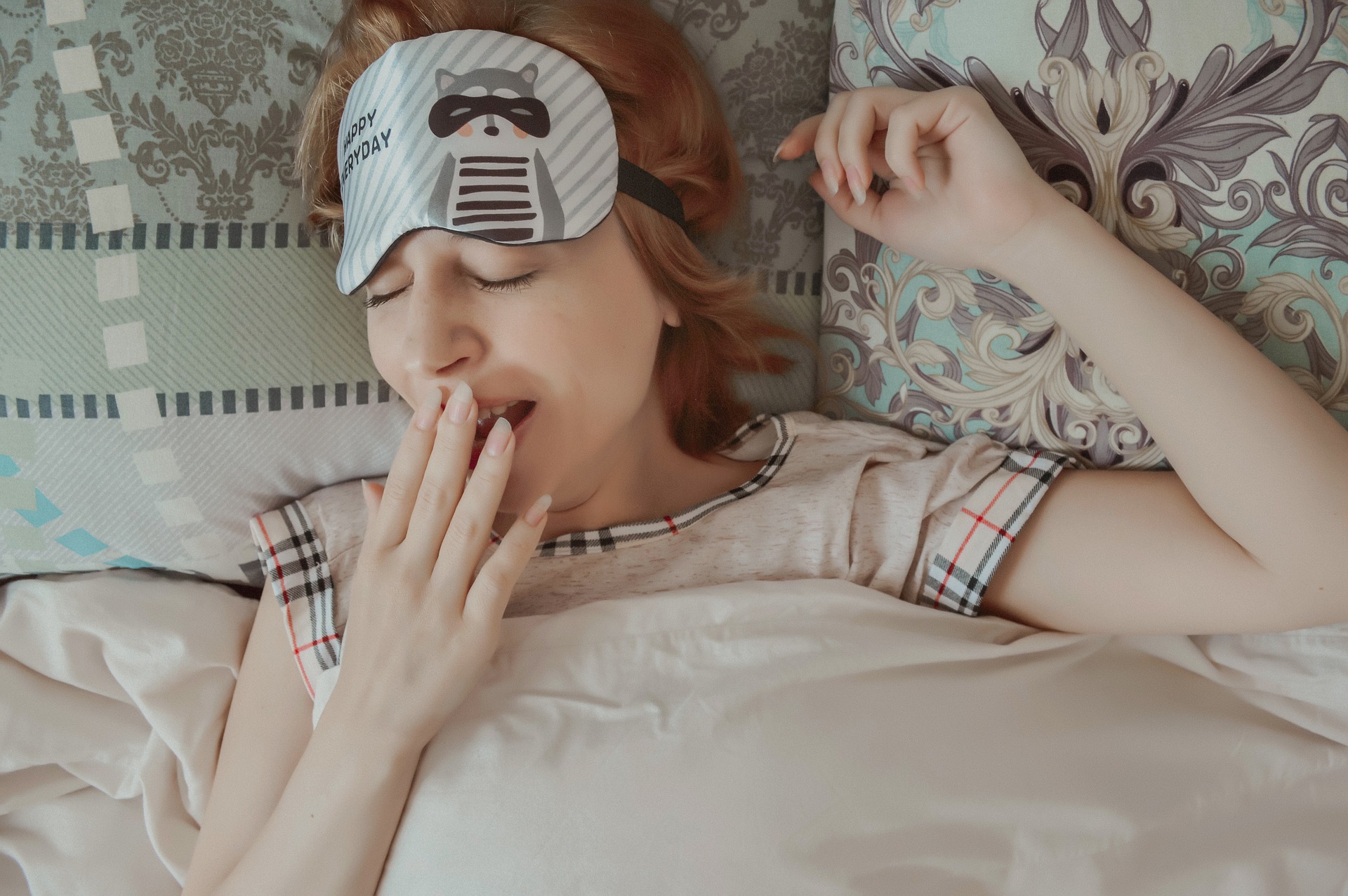 Zívajúca žena v posteli
