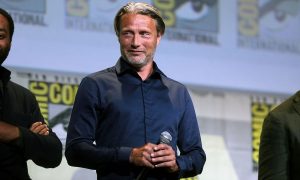Mads Mikkelsen nahradí Johnnyho Deppa.
