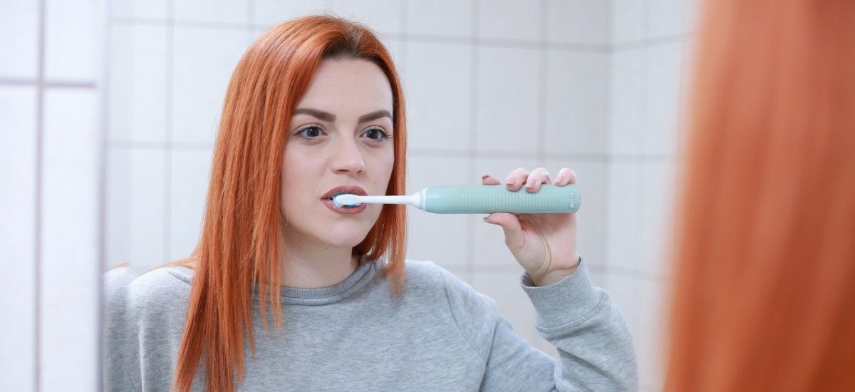 Žena čistiaca si zuby