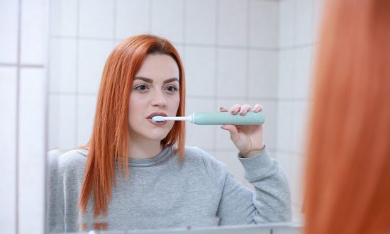 Žena čistiaca si zuby