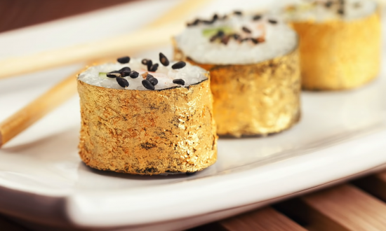 Sushi obalené v jedlom zlate