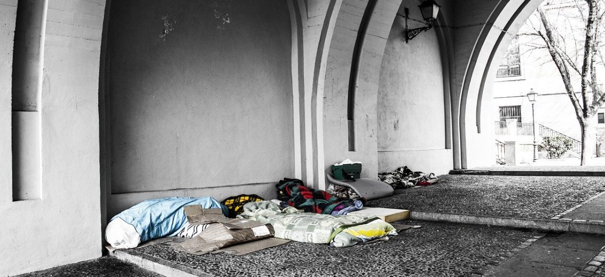 Obydlie bezdomovcov pod mostom
