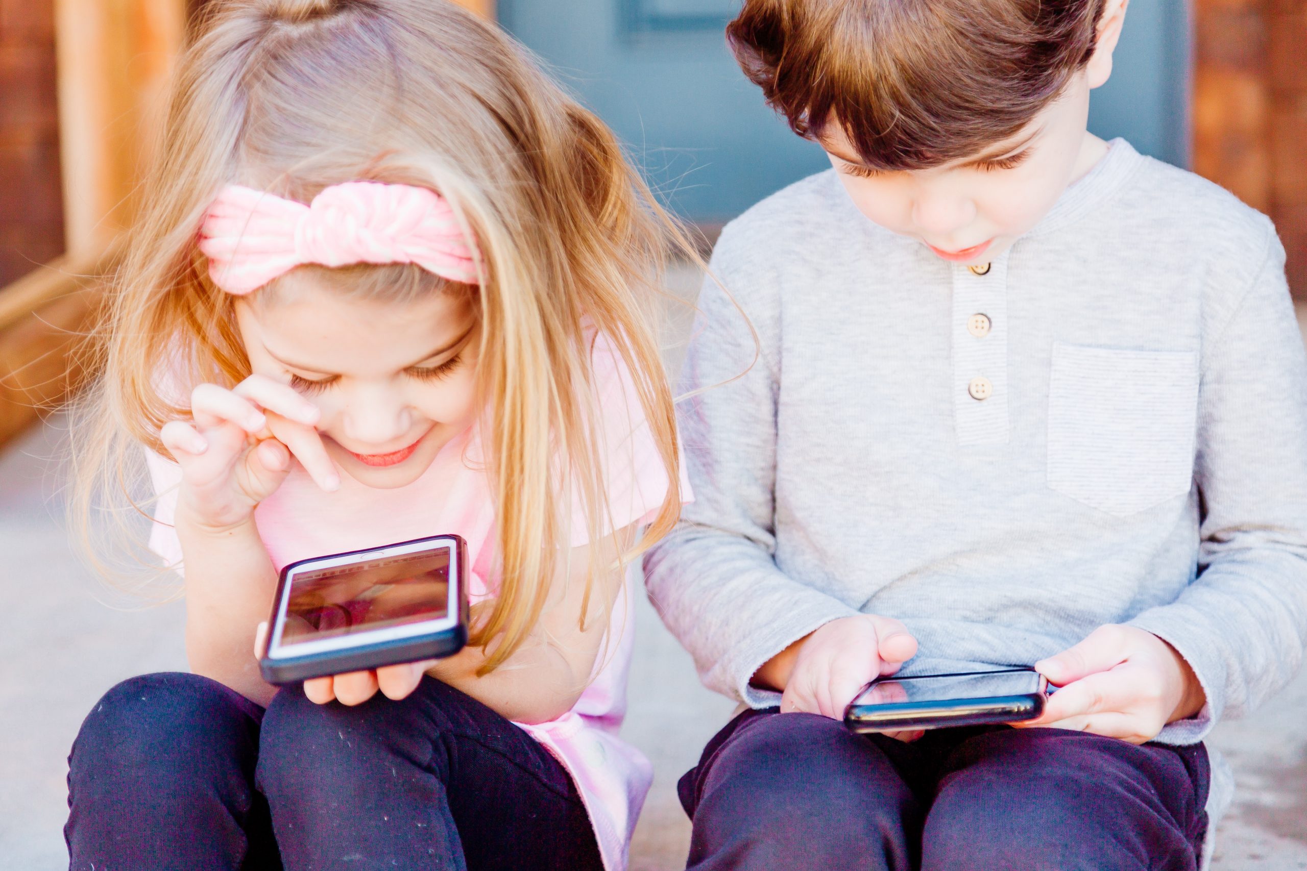 Deti sa pozerajú do mobilu