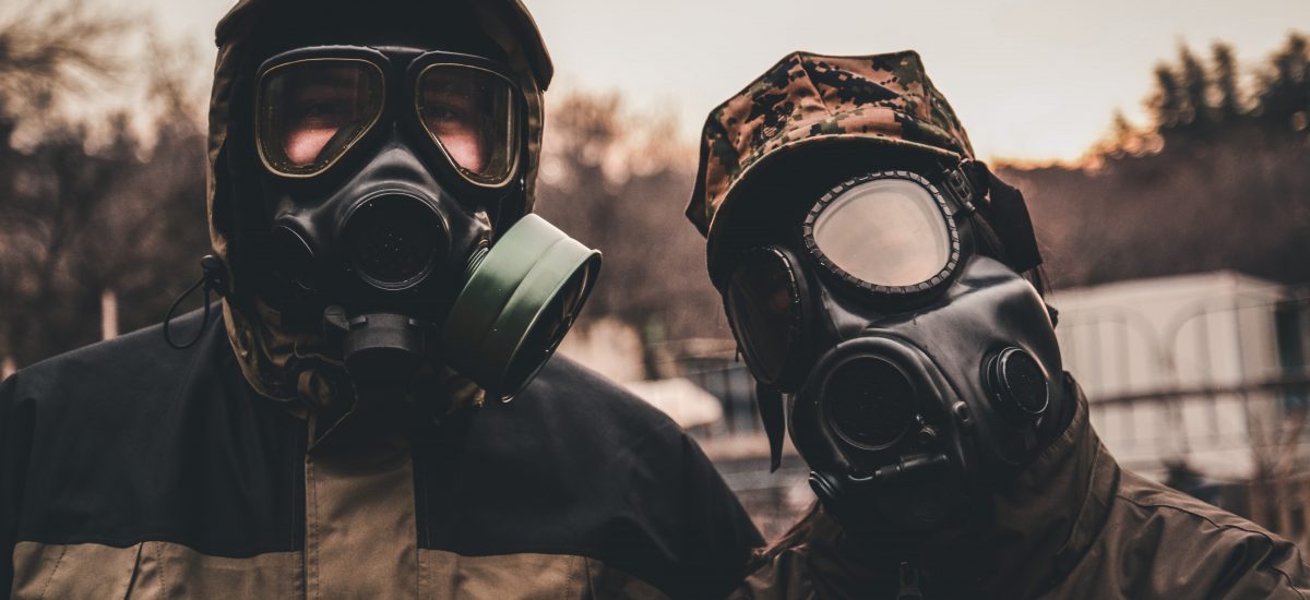 Dvaja muži v plynovými maskami