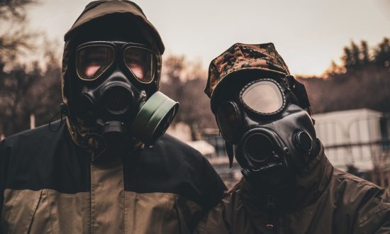 Dvaja muži v plynovými maskami