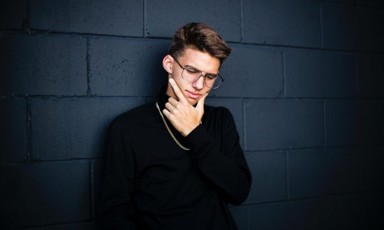 Mladý muž premýšľa