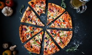 Čo je zdravšie na raňajky, pizza alebo miska cereálií