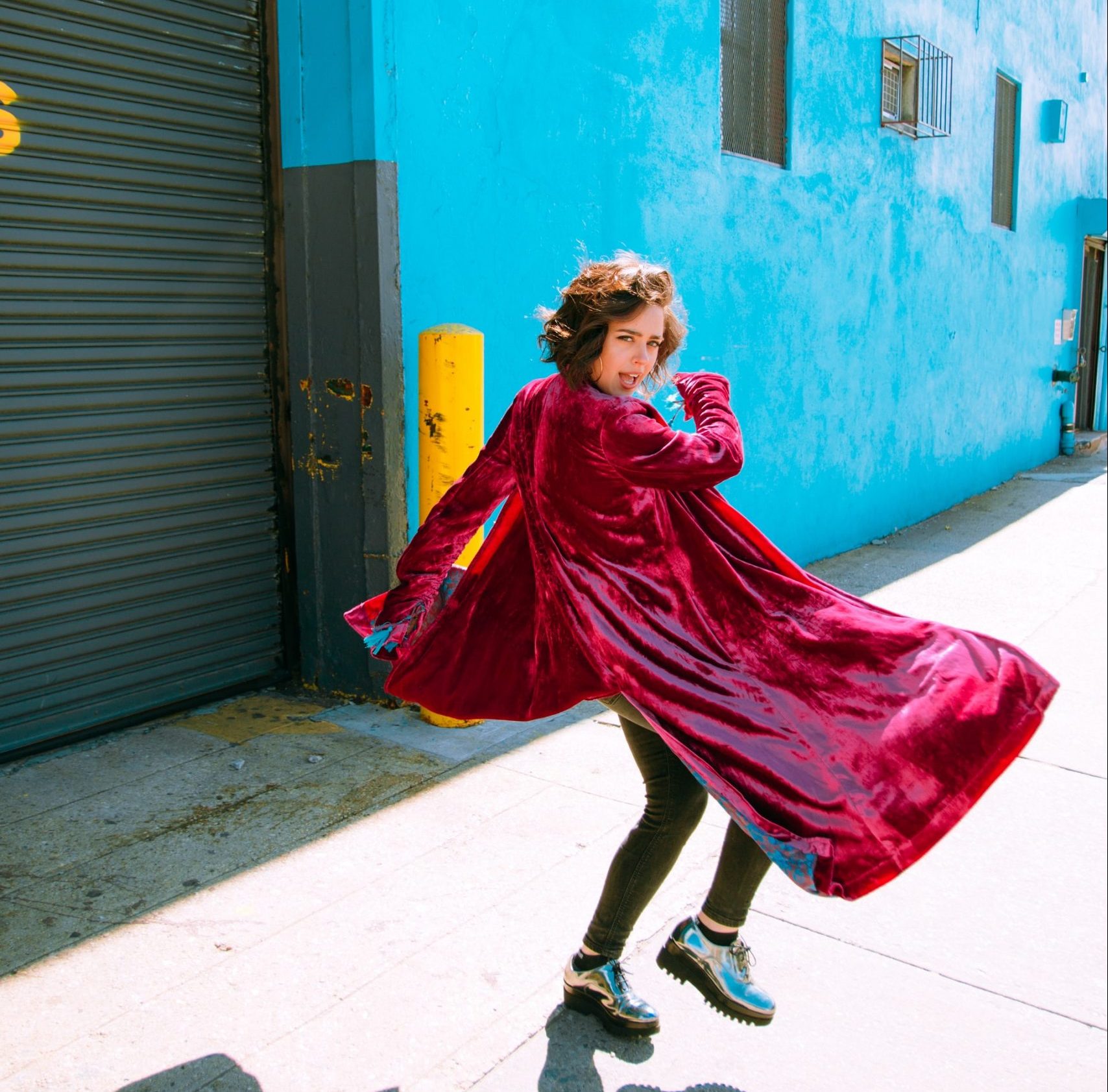 dievča v červenom plášti na ulici minimalizmus v šatníku