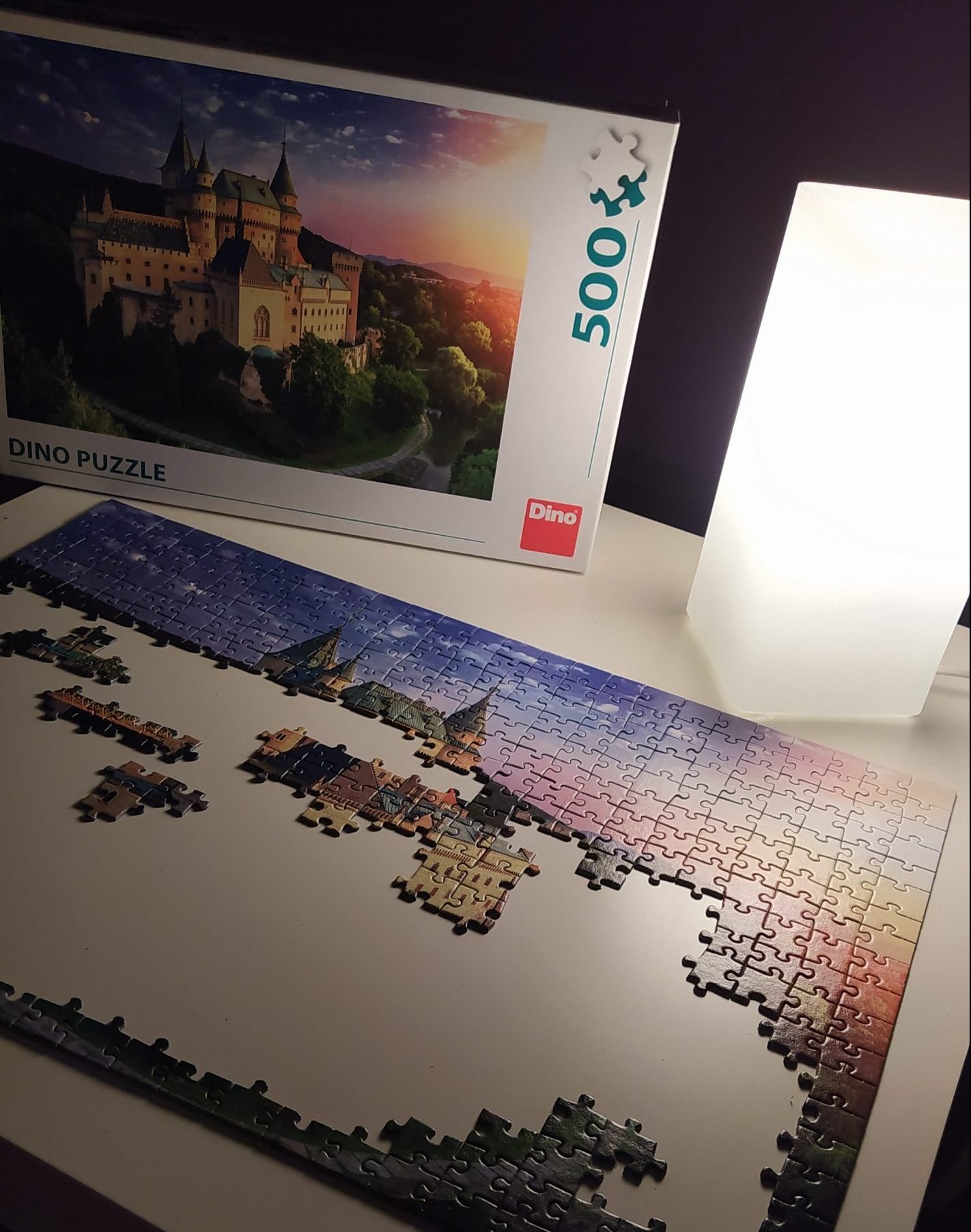Puzzle Bojnického zámku na bielom stole 