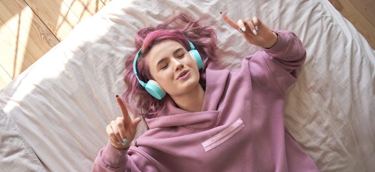 naše tipy na víkend dievča počúva hudbu na posteli