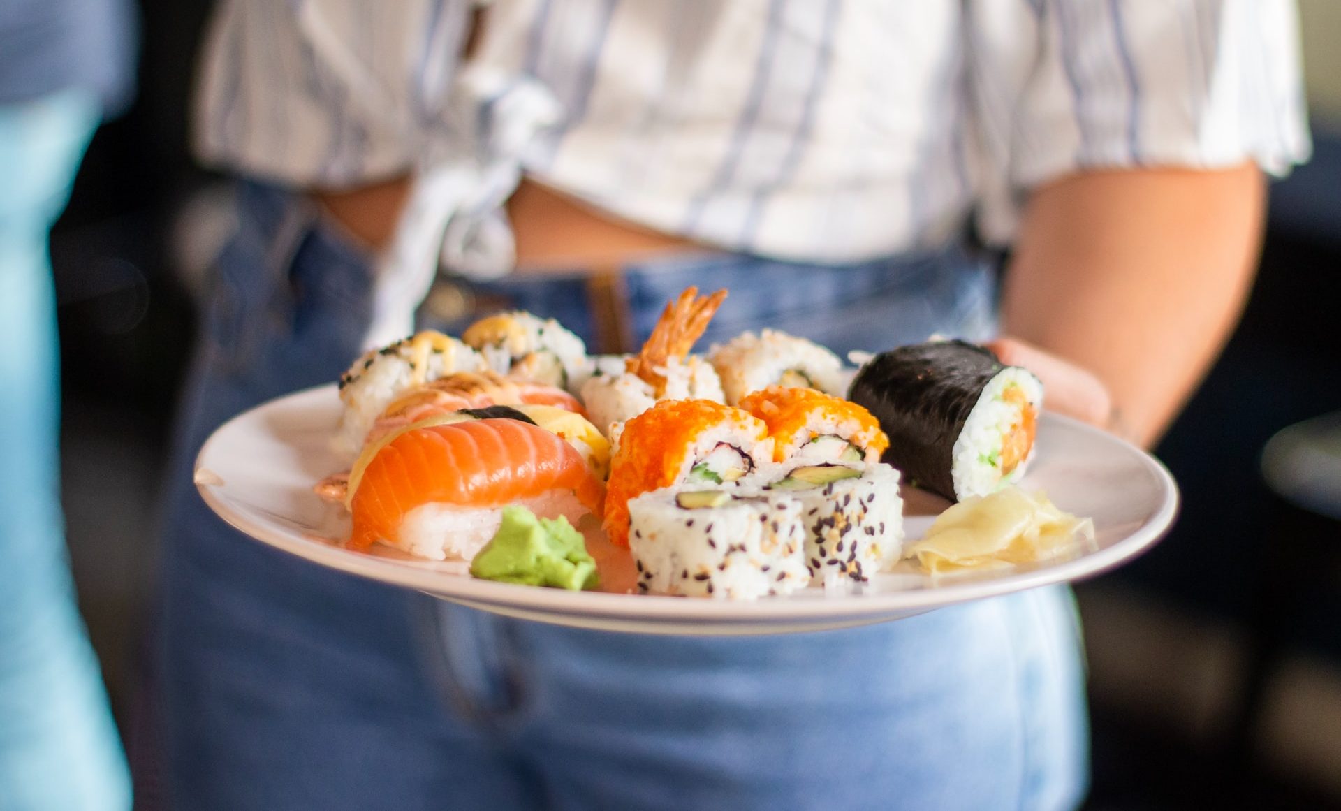 sushi na tanieri