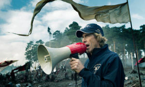 Michael Bay počas nakrúcania piateho dielu Transformers