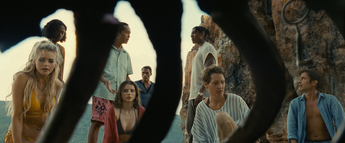 Skupina dovolenkárov sa stretne na pláži