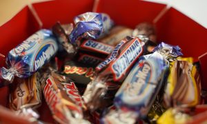 Snickers čelí problémom kvôli španielskej reklame