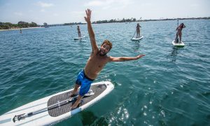 partia kamošov na paddle boardoch