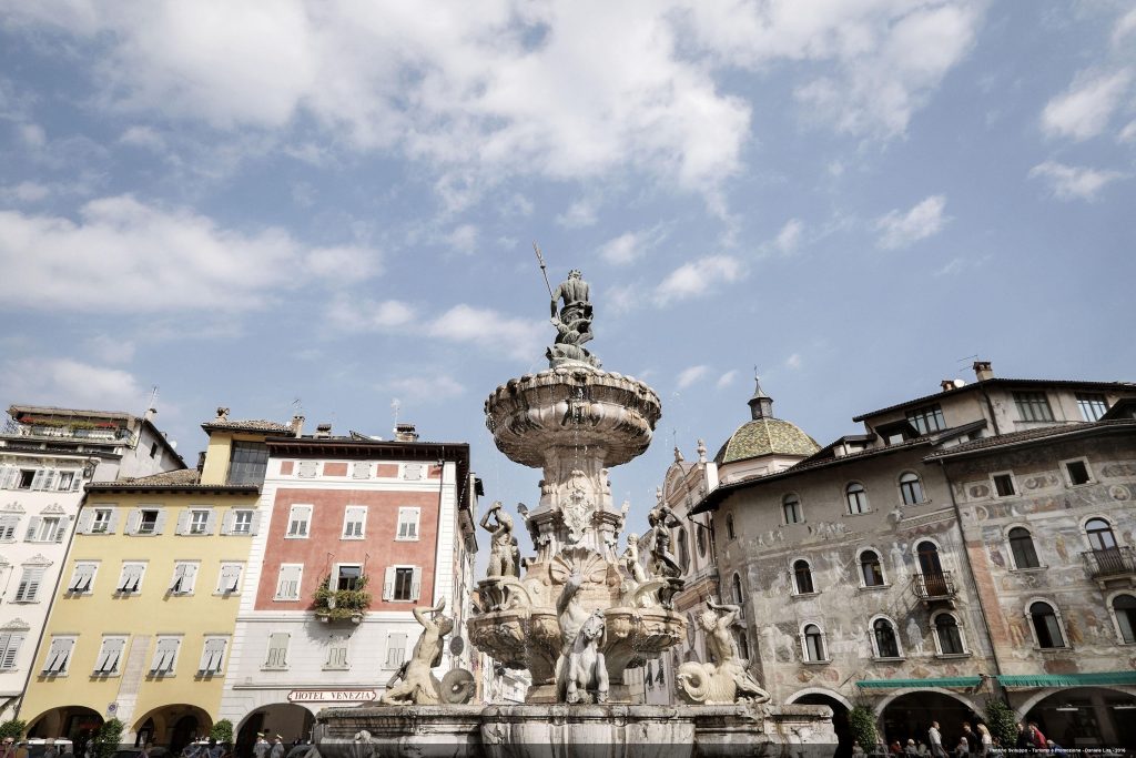 Piazza Duomo s Neptúnovou fontánou v Trente