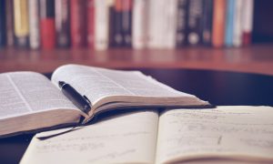 Študenti na Slovensku si za svoje záverečné práce platia