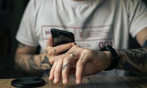 chalan s hodinkami a mobilom