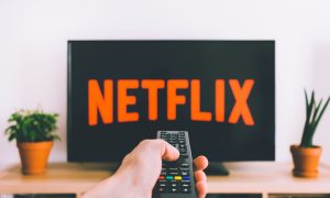 Netflix v populárnom seriáli zverejnil reálne číslo, žena dostáva tisíce telefonátov.