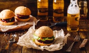 Burger a pivo
