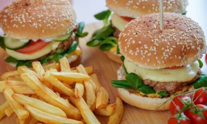 Burger a hranolky