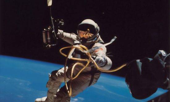 Astronauti budú počas príletu na Zem nosiť plienky