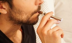 E-cigarety môžu u mužov vyvolať neželaný vedľajší účinok.