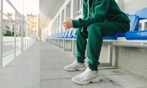 Pánske joggery – aké sú to nohavice a s čím ich kombinovať?