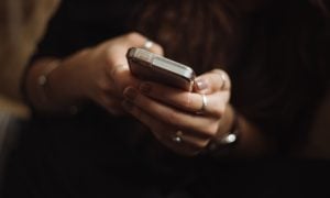 Muž pomocou smartfónu vytvára skutočne komické zábery