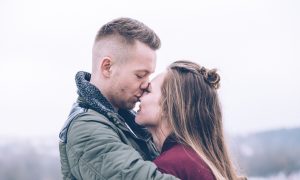 muž žena láska valentín zima objatie bozk