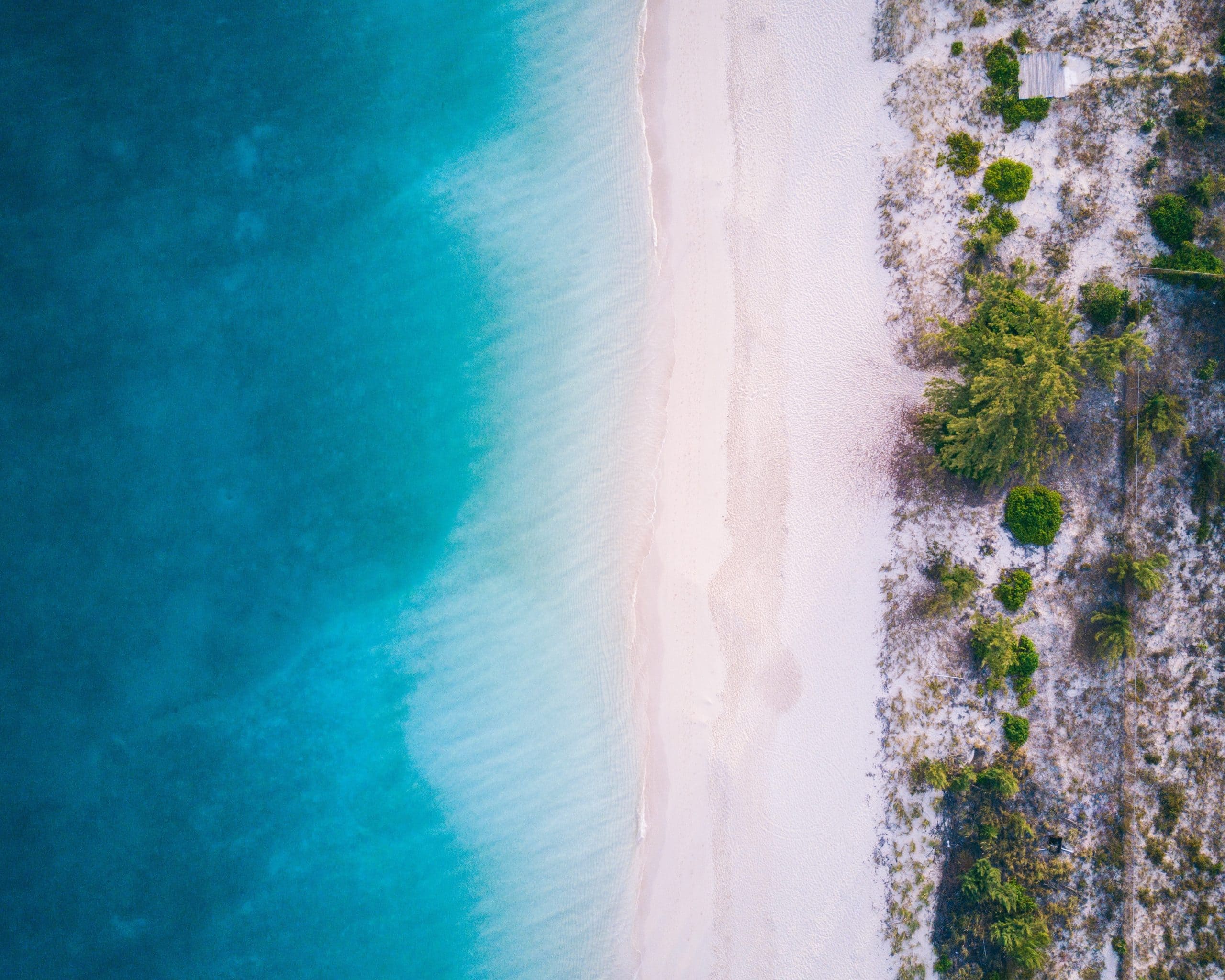 Pláž Grace Bay - Karibik.