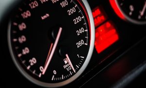 Tachometer na palubnej doske automobilu.