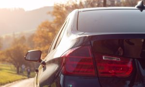auto BMW zadná časť nárazník zadné svetlo zrkadlo zadné okno autofólie tmavé